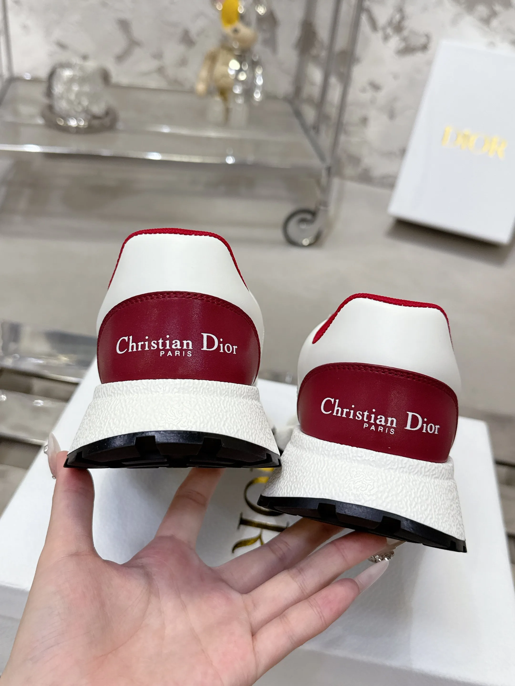 [Dior Dior] P: 660💰Couple model Size: Female: 35-40 (41 customized), male 39-44. (45 customized) 2025 Dior Dior autumn and winter new couple model, thick-soled casual sports shoes, original purchase and development, reinterpret sports style with elegant and fashionable shape. The upper is crafted from white mesh fabric and features the Christian Dior Paris signature on the laces and heel. The exquisite two-color sole is light and soft, which can add a high-end temperament to all kinds of casual looks. The delivery counter is exquisitely packaged🛍📦 ▪️Material: Original custom imported first-layer cowhide ▪️Inner lining: Imported soft sheepskin lining ▪️Sole: Original open-molded anti-slip rubber material ▪️Sole thickness: 4CM